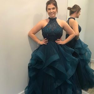 selling my GORGEOUS prom dress!